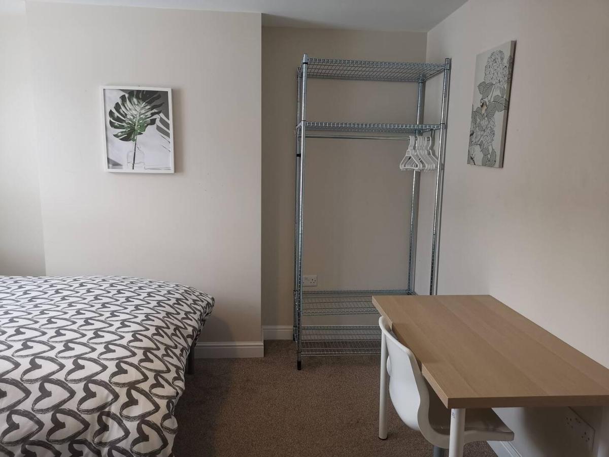 Guest house Pride Park Single , Double, Twin, Family Rooms-skylink To Download Festival